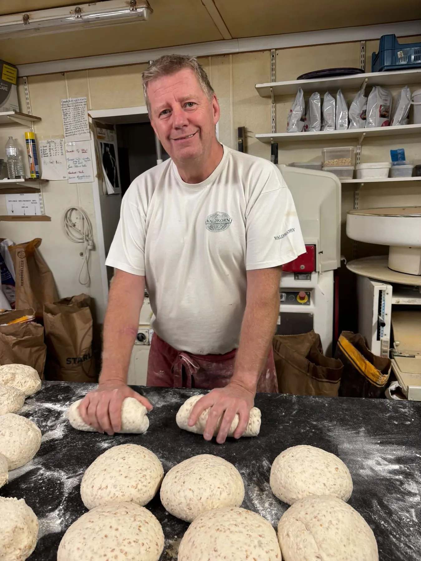 Alain façonne les pâtons à la main