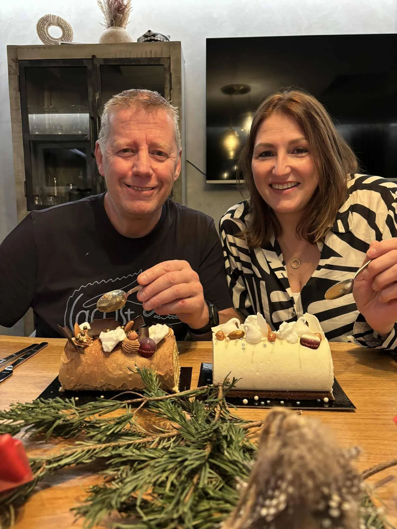 Cathy et Alain avec deux bûches de Noël