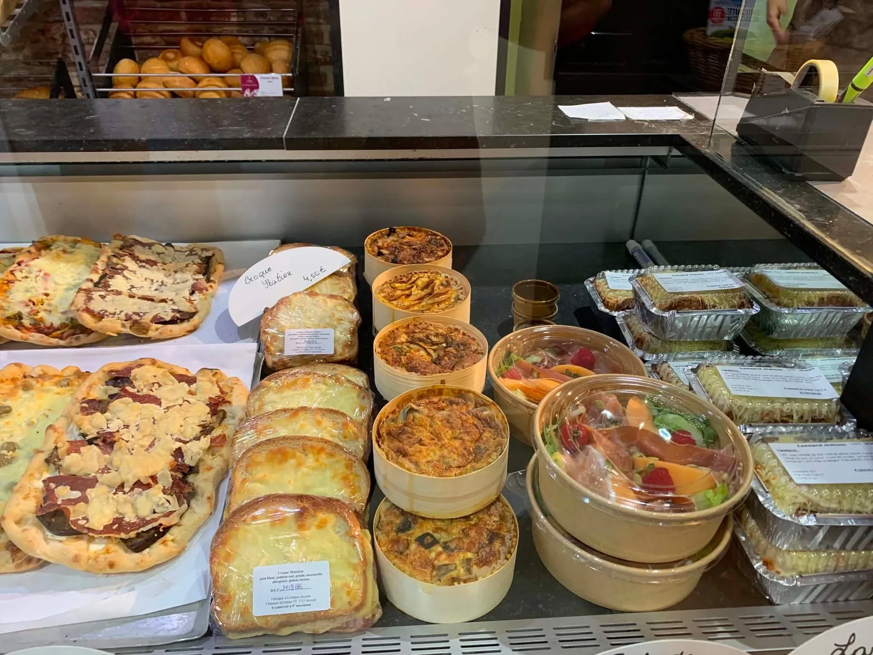 Comptoir salé avec quiches, croissants garnis et salades
