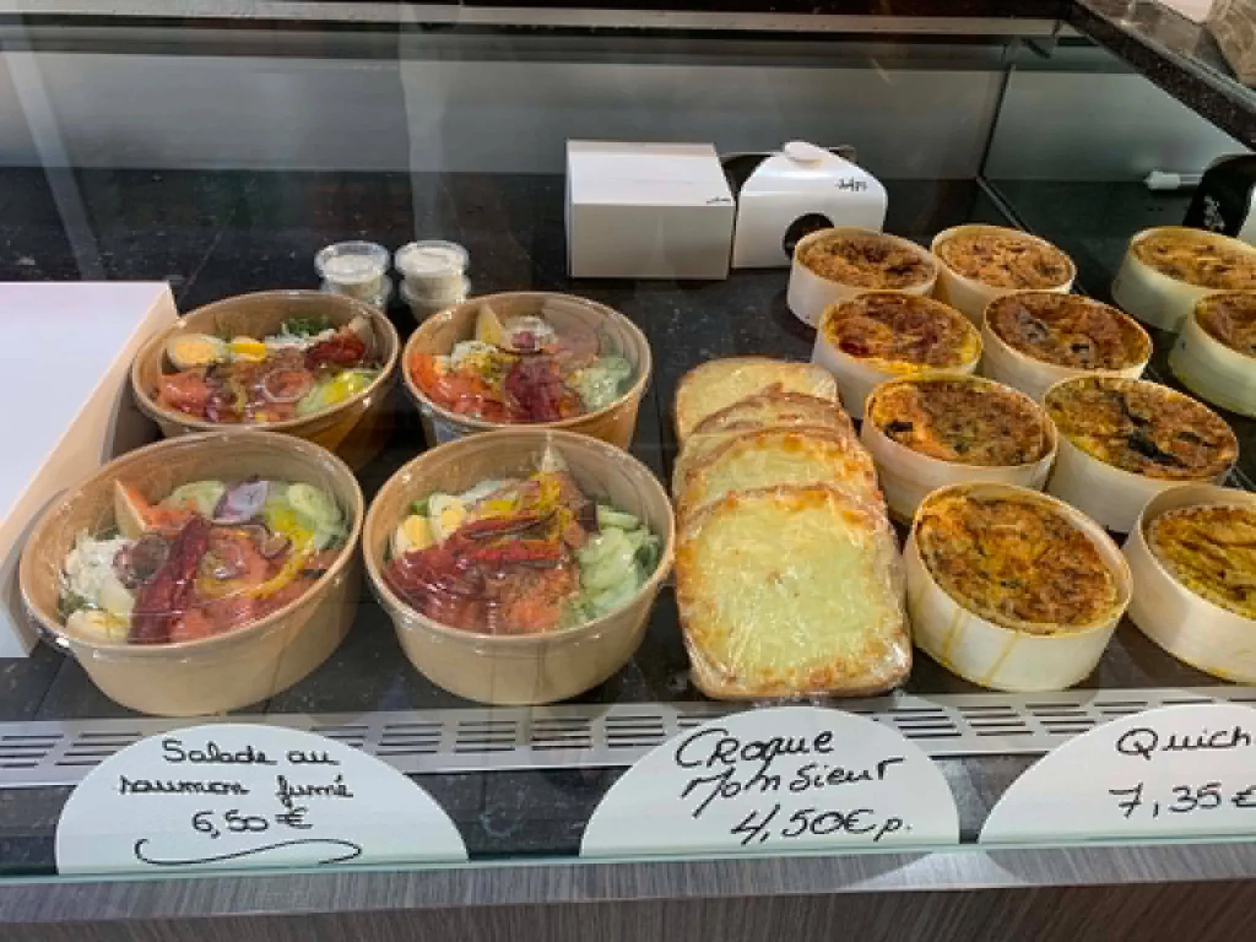 Croque-monsieur et salades au comptoir