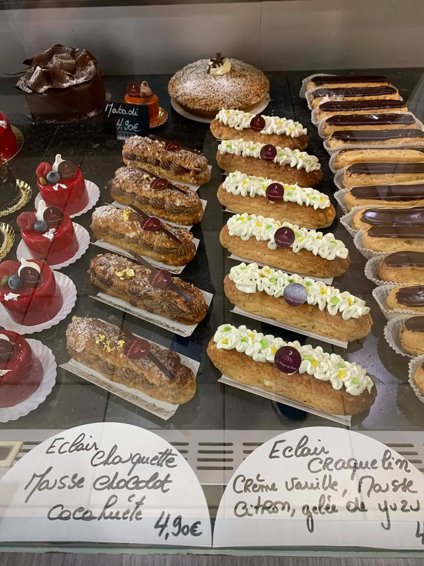 Gevulde en versierde éclairs in de toonbank