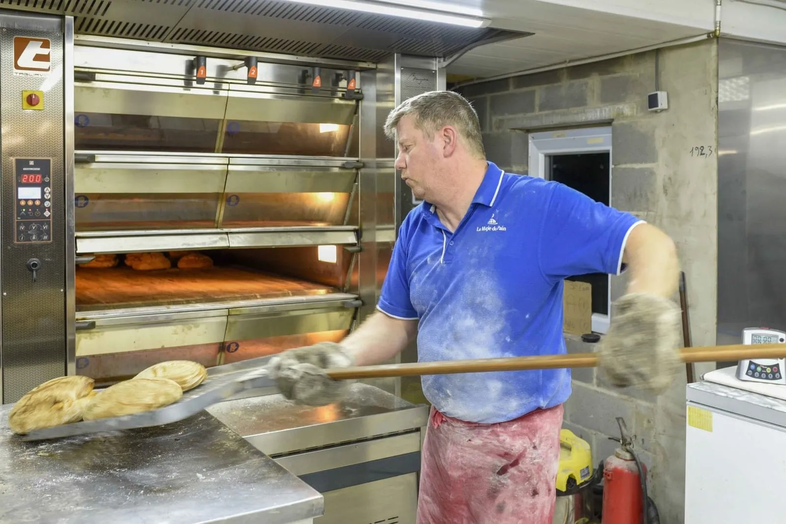 Alain schuift de broden in de oven